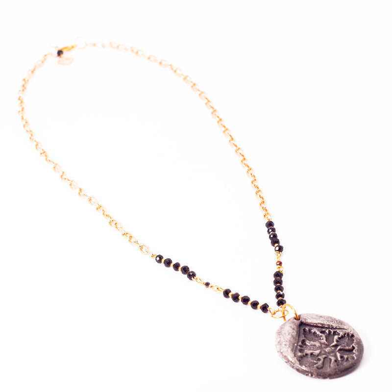 Juego de Collar Largo Flor Maya De Barro Gris